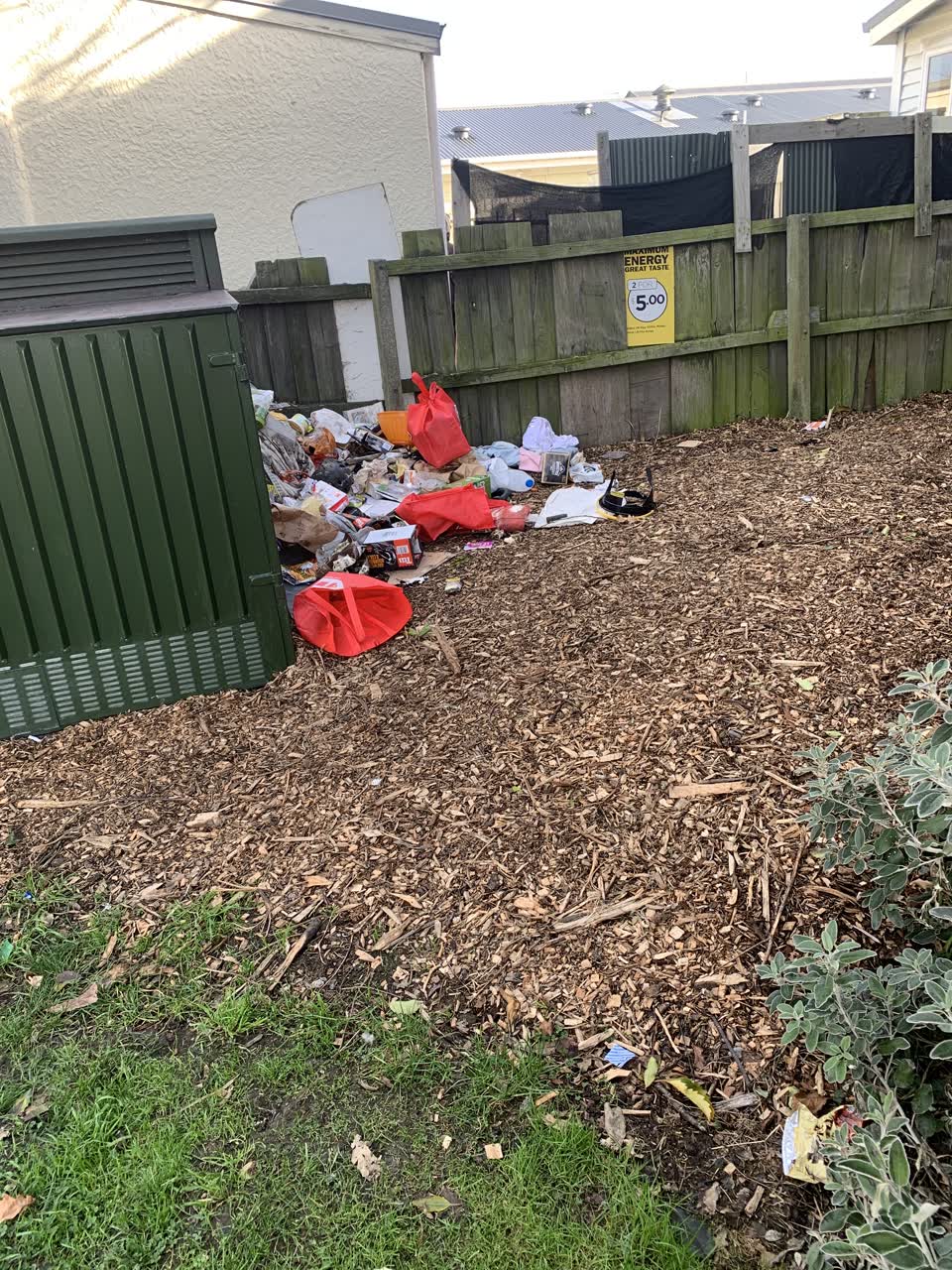 The photograph attached to this rubbish/recycling report