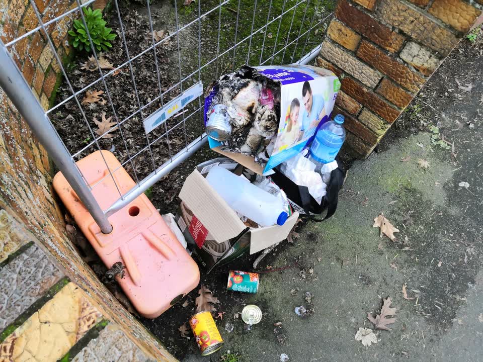 The photograph attached to this rubbish/recycling report