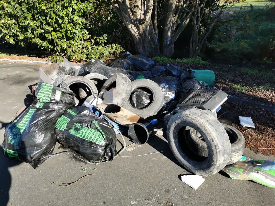 The photograph attached to this rubbish/recycling report