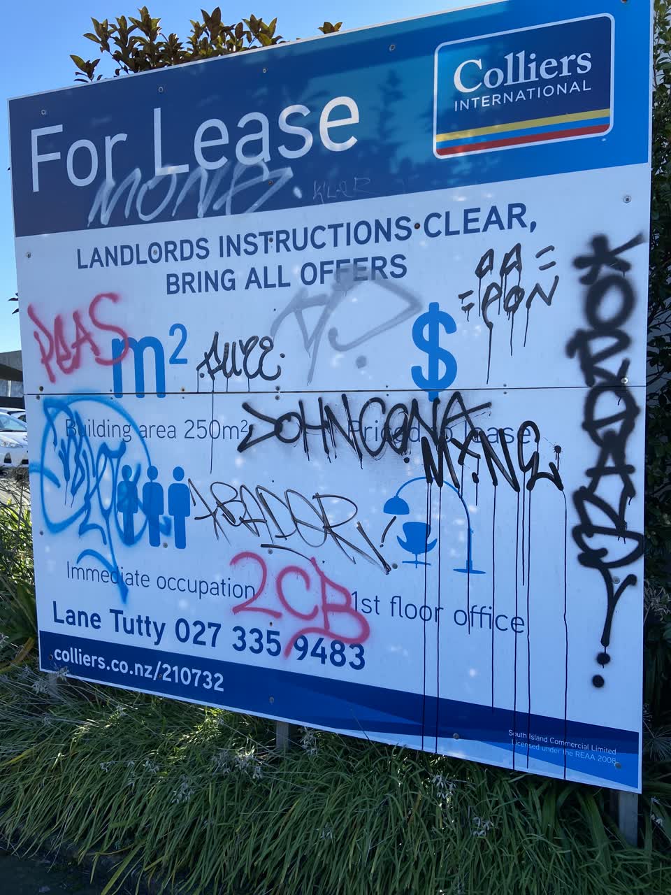 The photograph attached to this graffiti report