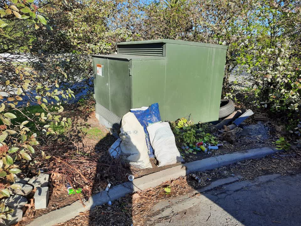 The photograph attached to this rubbish/recycling report