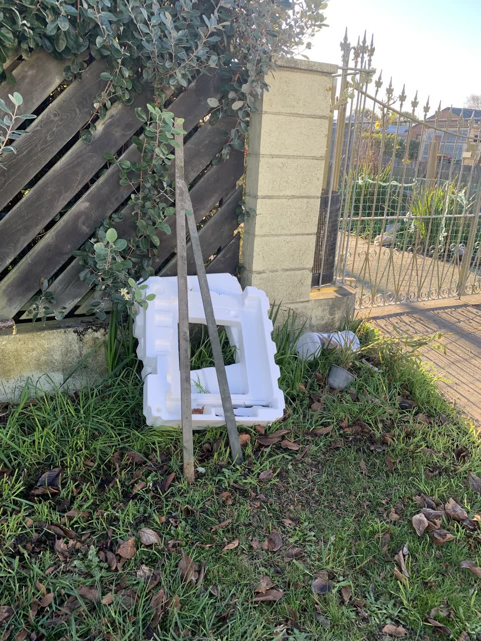 The photograph attached to this rubbish/recycling report