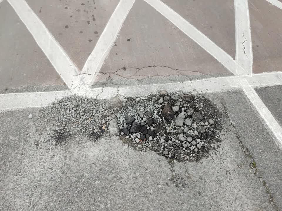The photograph attached to this roading/streets report