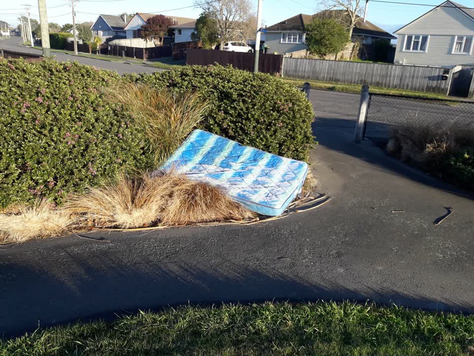 The photograph attached to this rubbish/recycling report