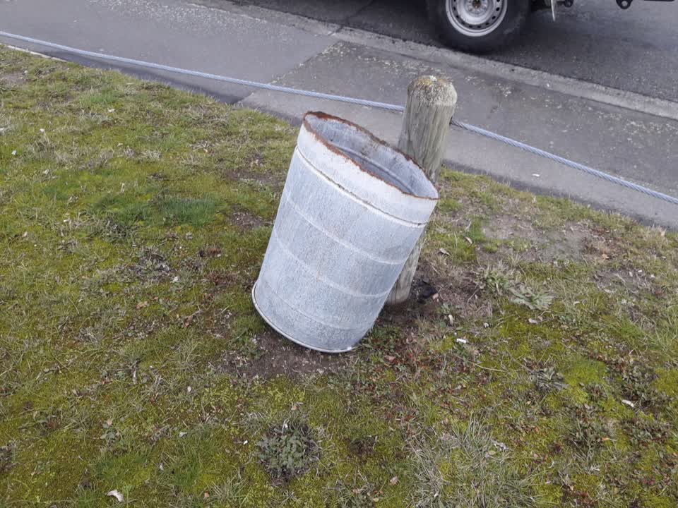 The photograph attached to this rubbish/recycling report