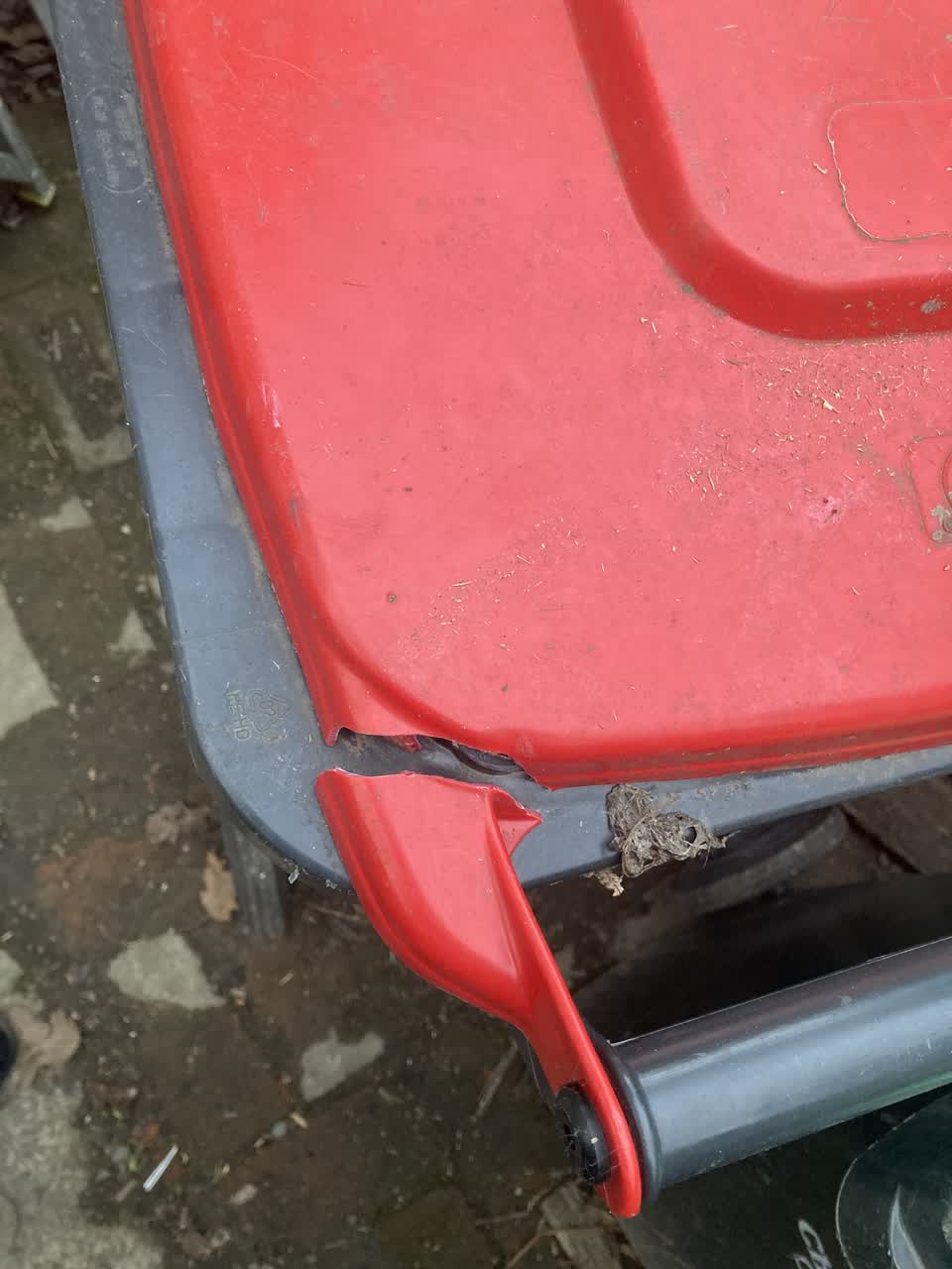 The photograph attached to this rubbish/recycling report
