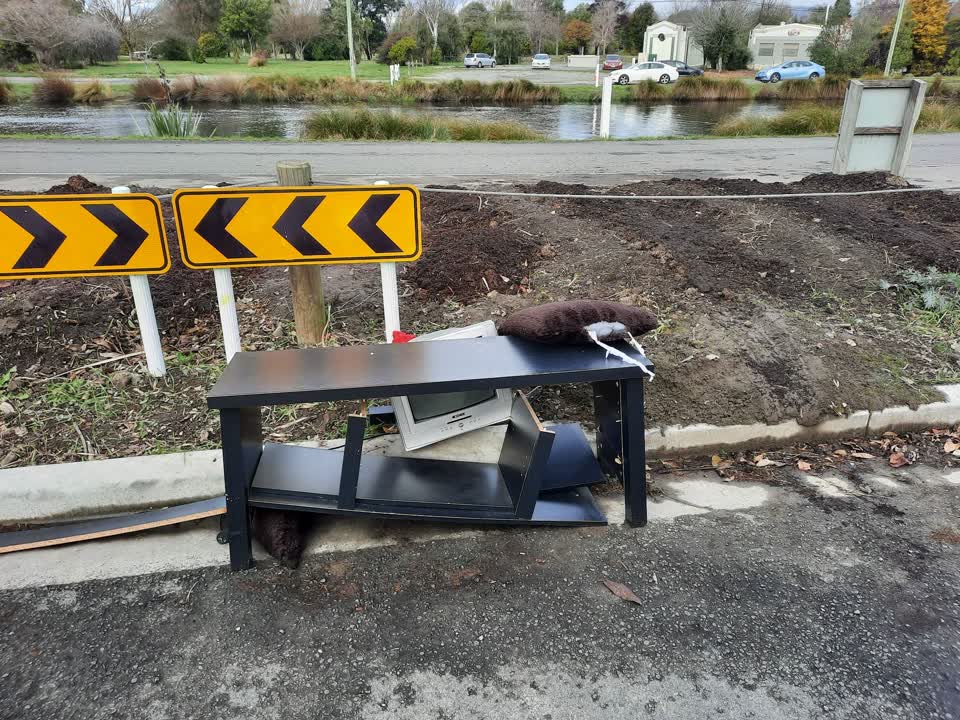 The photograph attached to this rubbish/recycling report