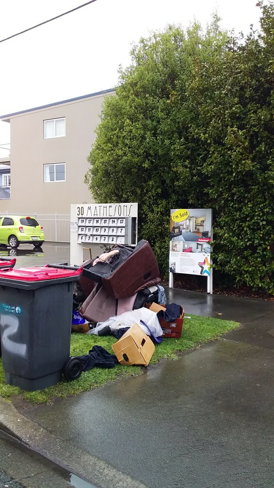 The photograph attached to this rubbish/recycling report