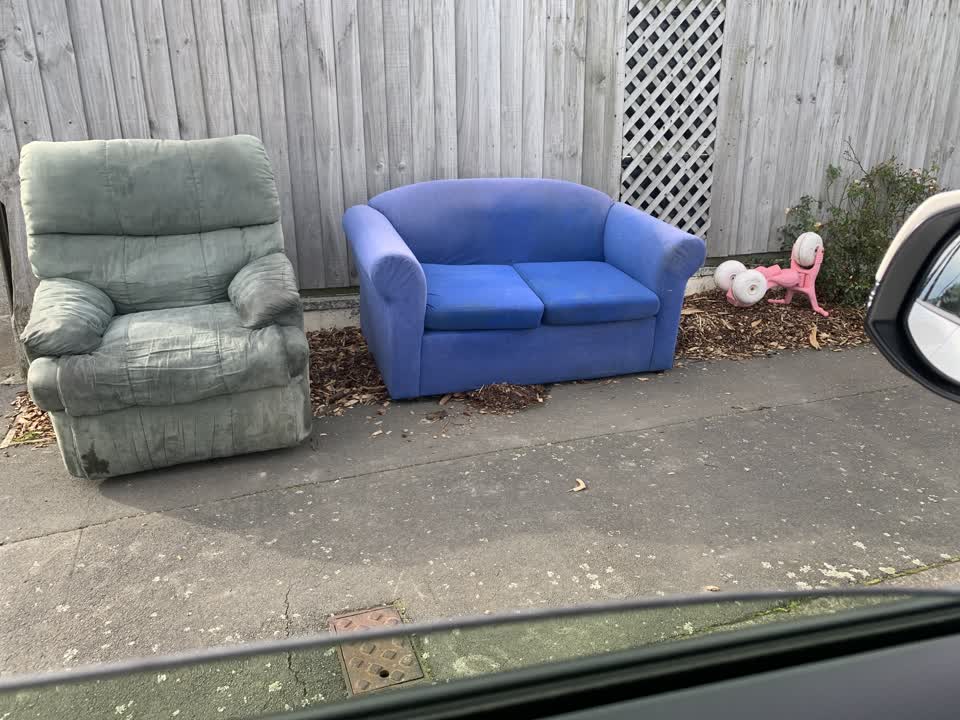 The photograph attached to this rubbish/recycling report