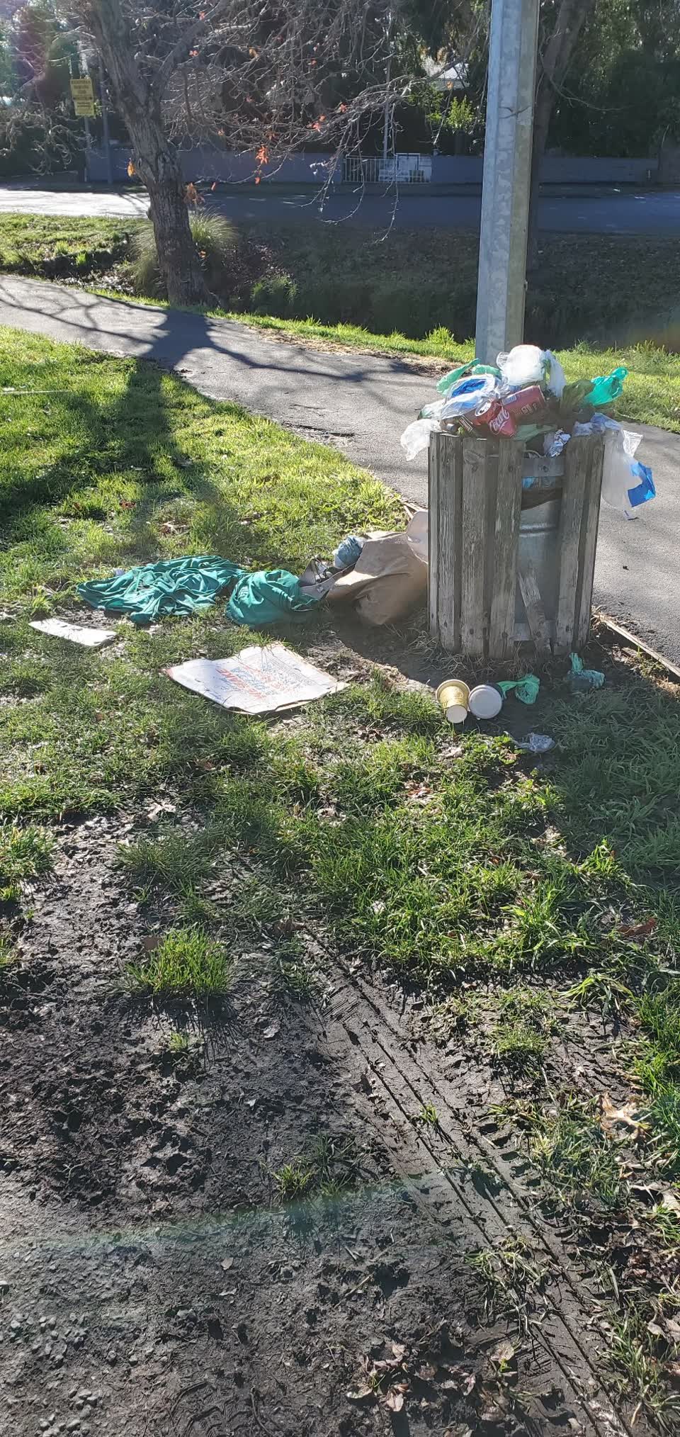 The photograph attached to this rubbish/recycling report