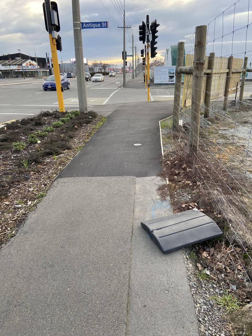 The photograph attached to this rubbish/recycling report
