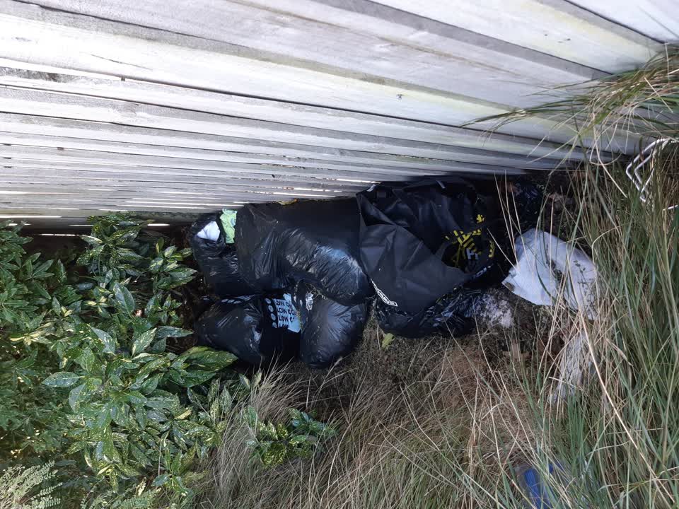 The photograph attached to this rubbish/recycling report
