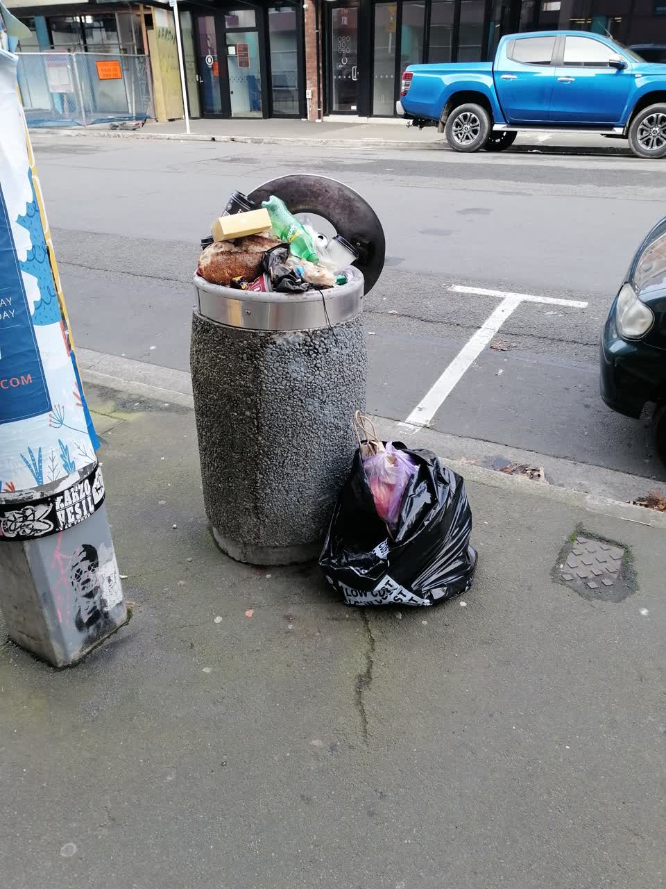 The photograph attached to this rubbish/recycling report