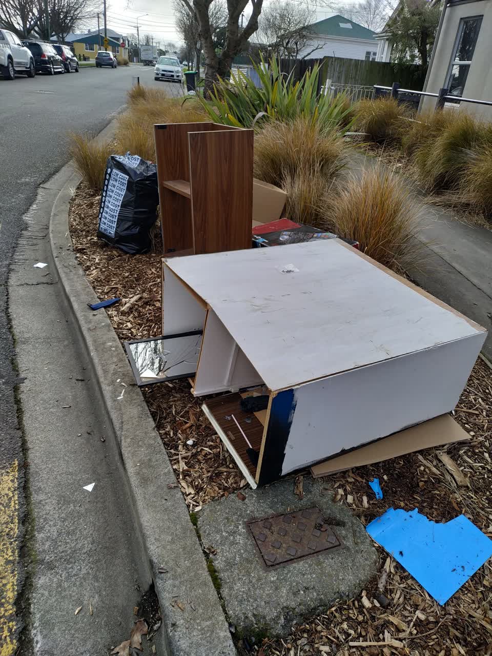The photograph attached to this rubbish/recycling report