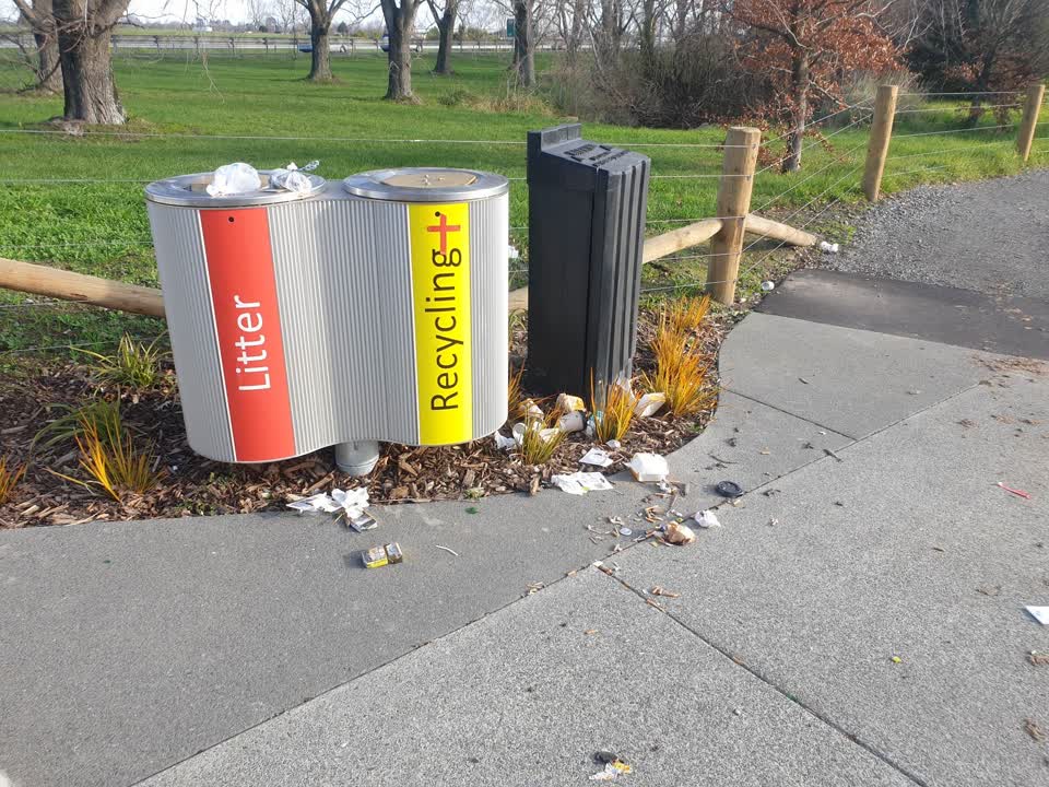 The photograph attached to this rubbish/recycling report