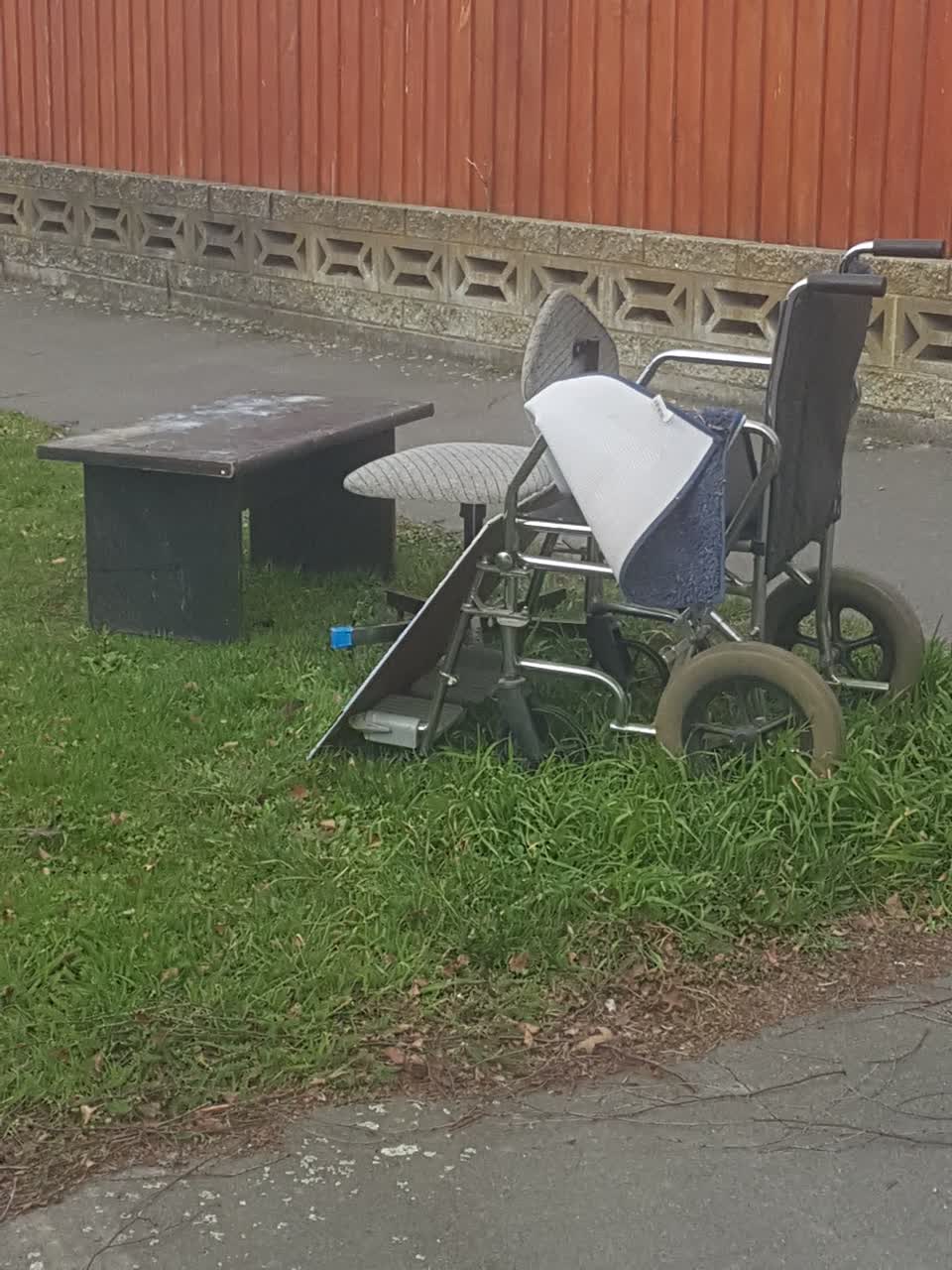 The photograph attached to this rubbish/recycling report