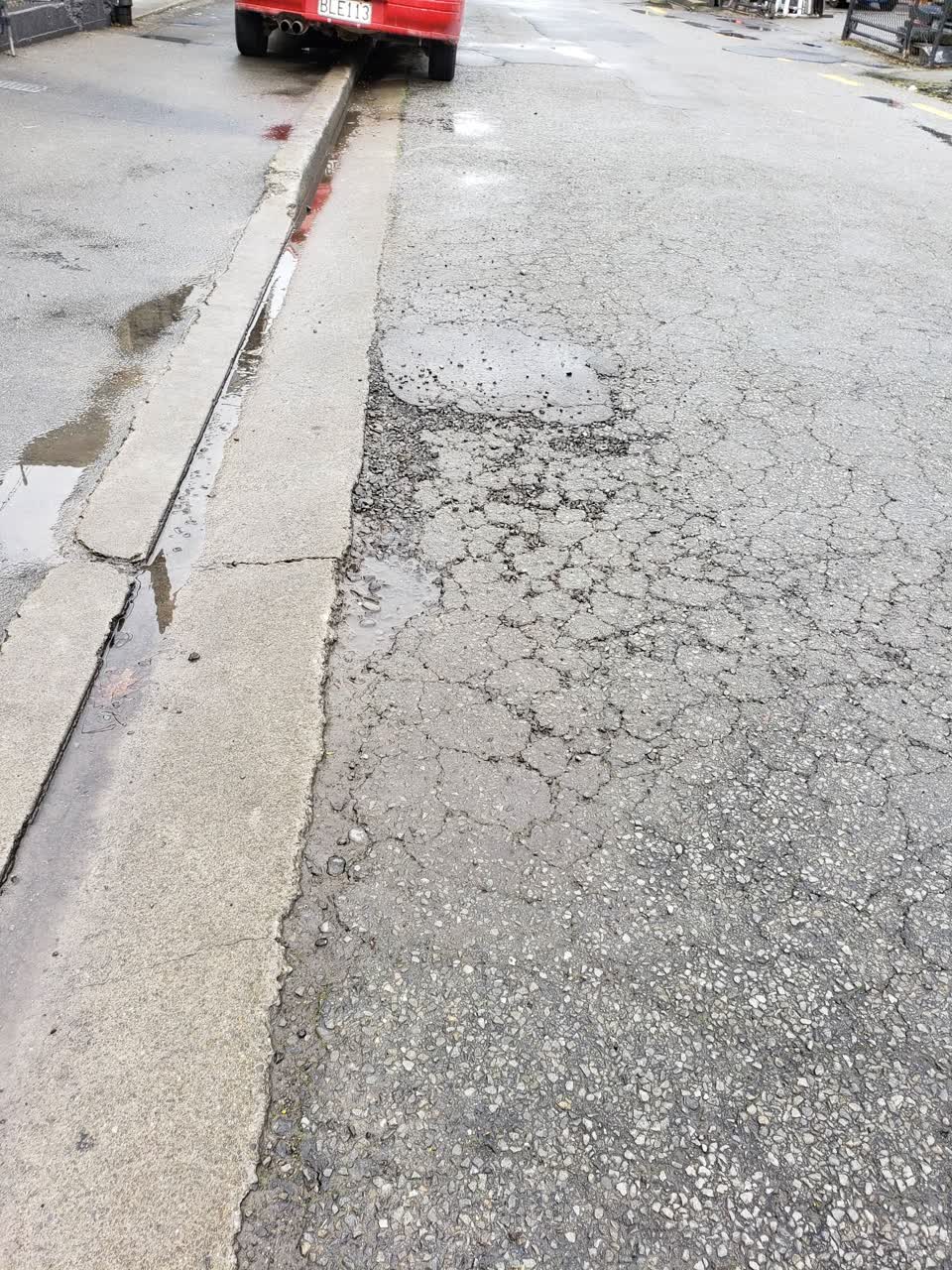The photograph attached to this roading/streets report