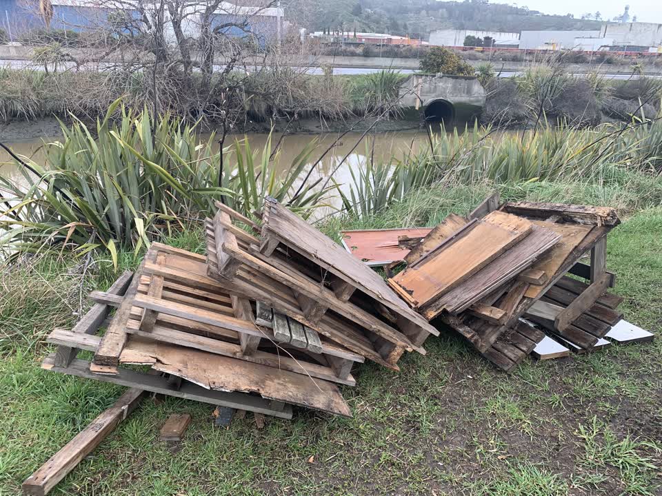 The photograph attached to this rubbish/recycling report