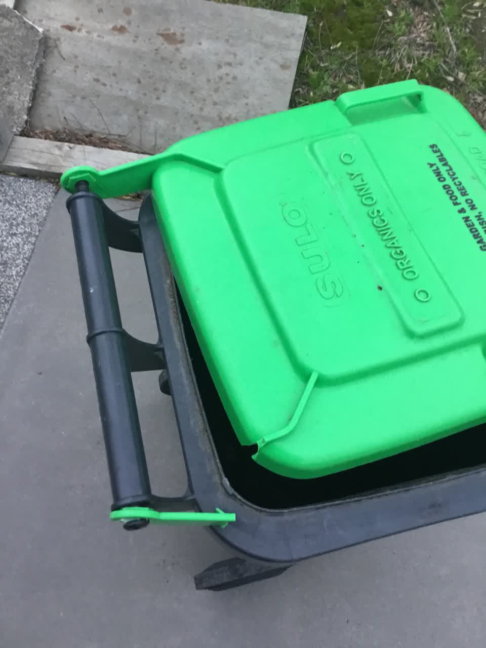 The photograph attached to this rubbish/recycling report