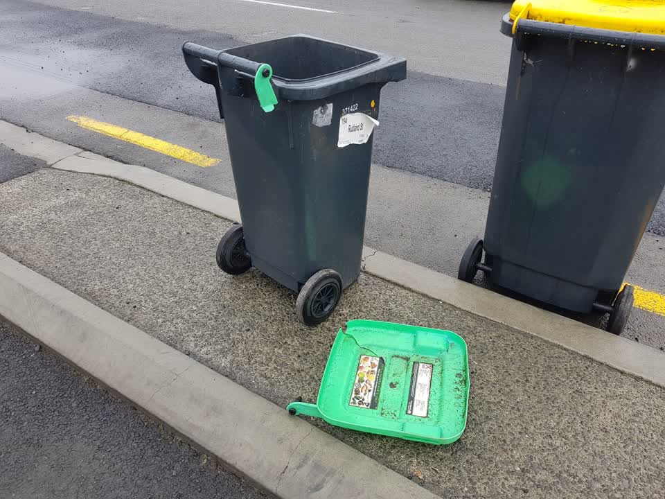 The photograph attached to this rubbish/recycling report