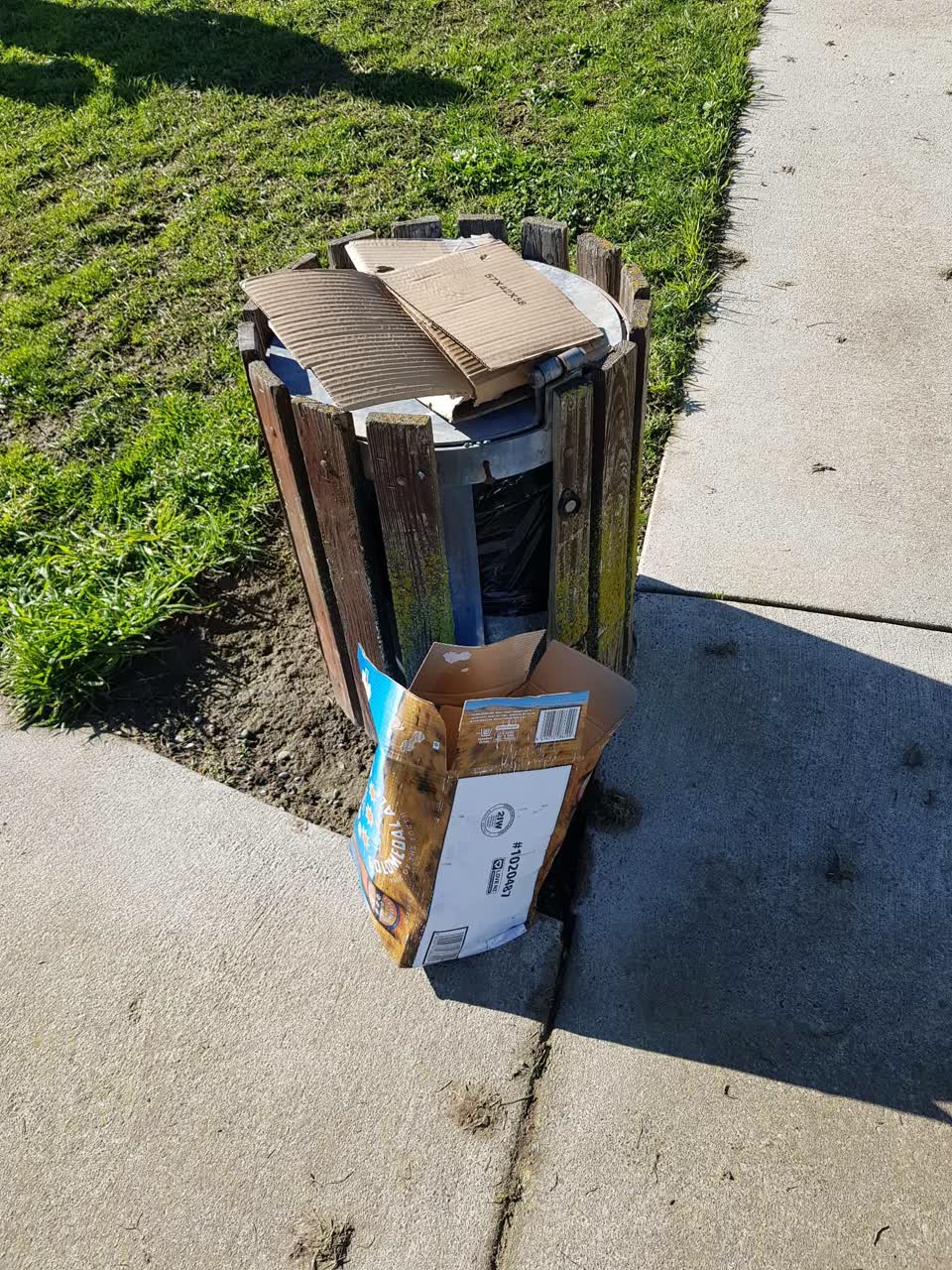 The photograph attached to this rubbish/recycling report