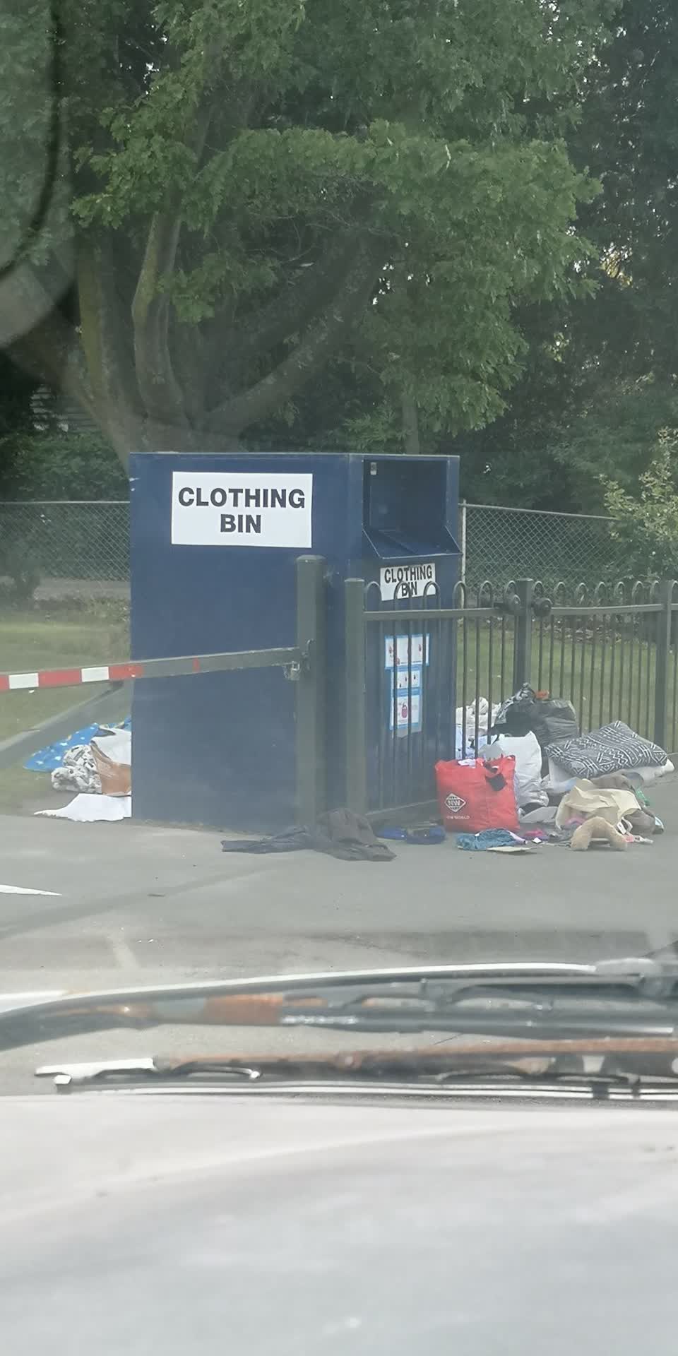 The photograph attached to this rubbish/recycling report