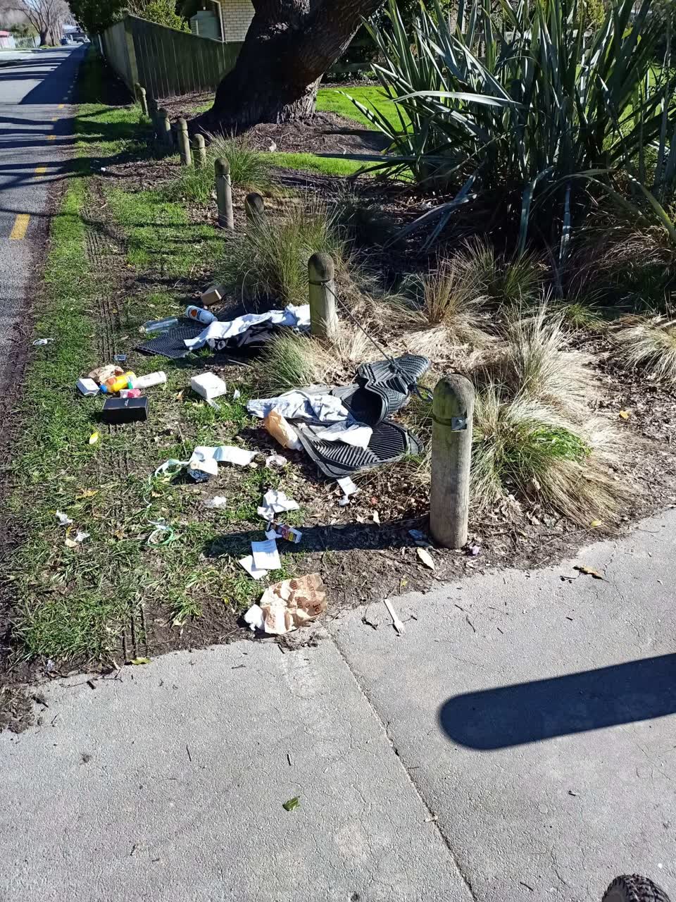 The photograph attached to this rubbish/recycling report
