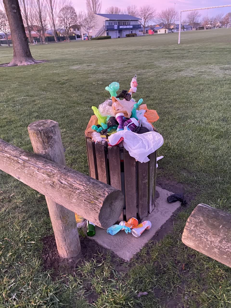 The photograph attached to this rubbish/recycling report