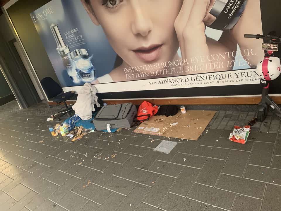 The photograph attached to this rubbish/recycling report