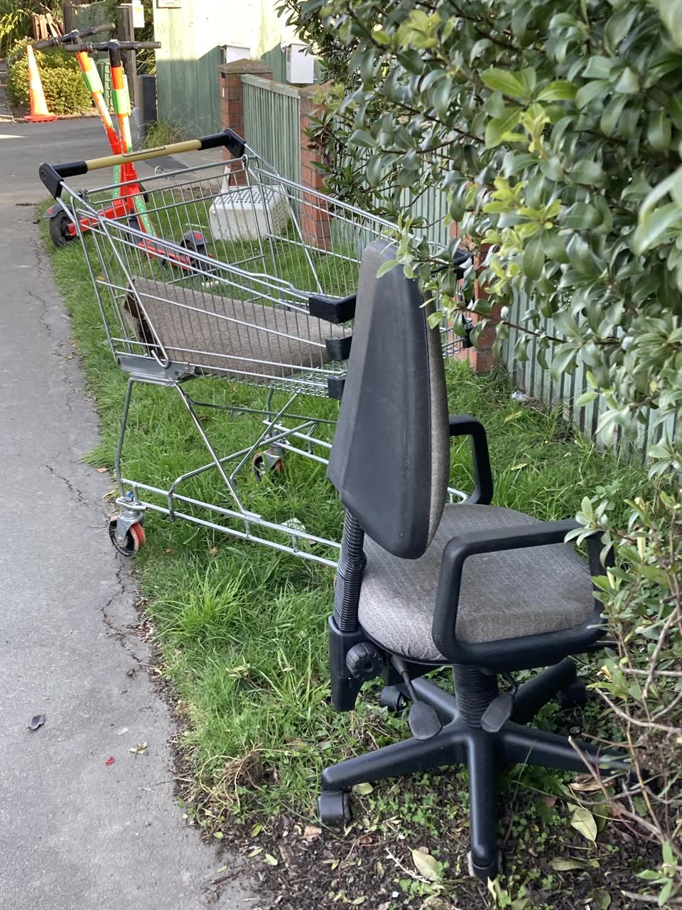 The photograph attached to this rubbish/recycling report