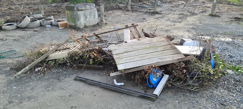 The photograph attached to this rubbish/recycling report