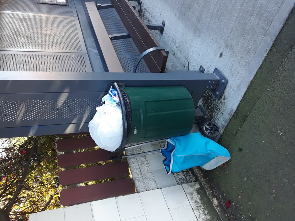 The photograph attached to this rubbish/recycling report