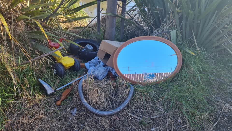 The photograph attached to this rubbish/recycling report