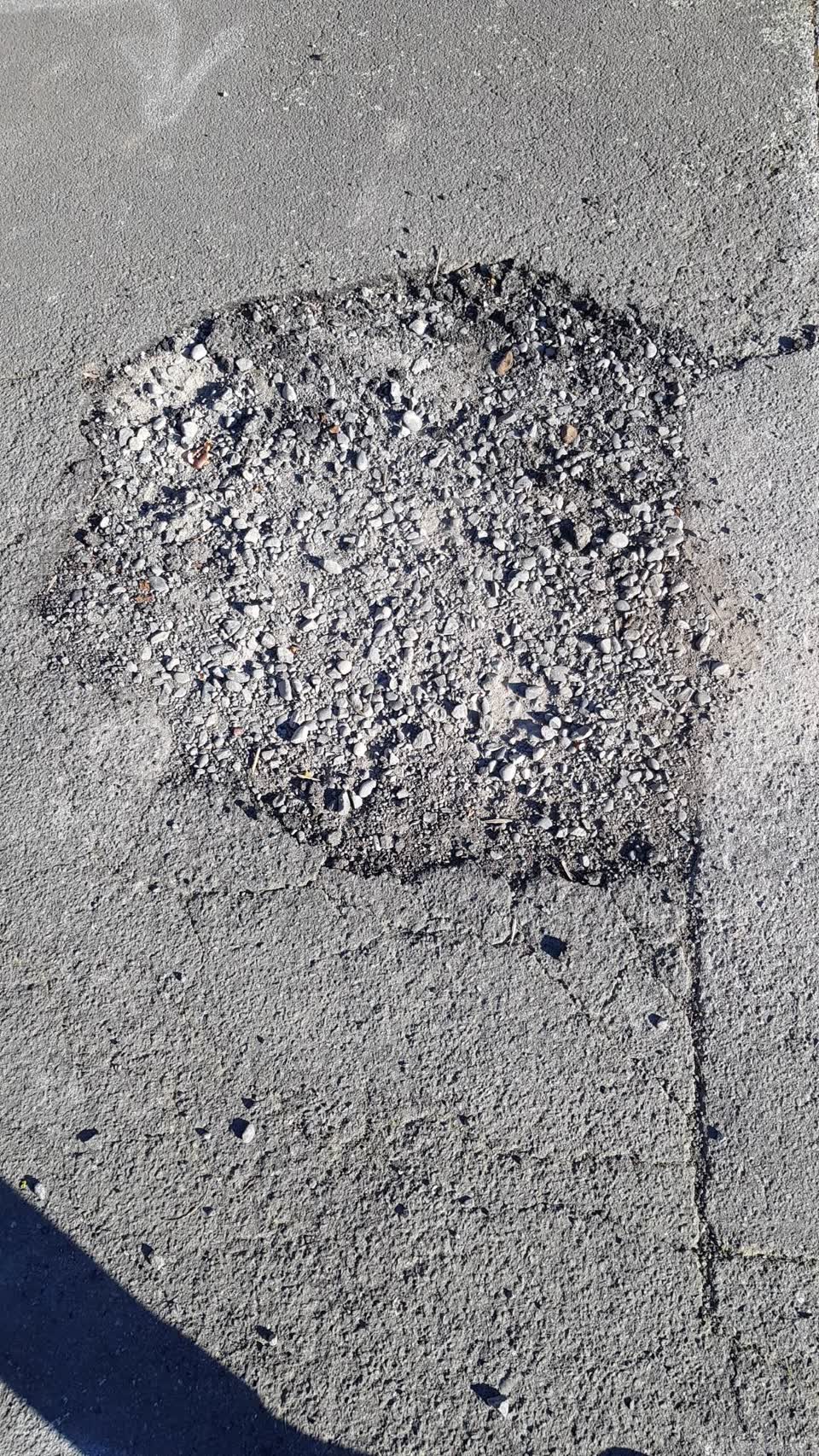The photograph attached to this roading/streets report