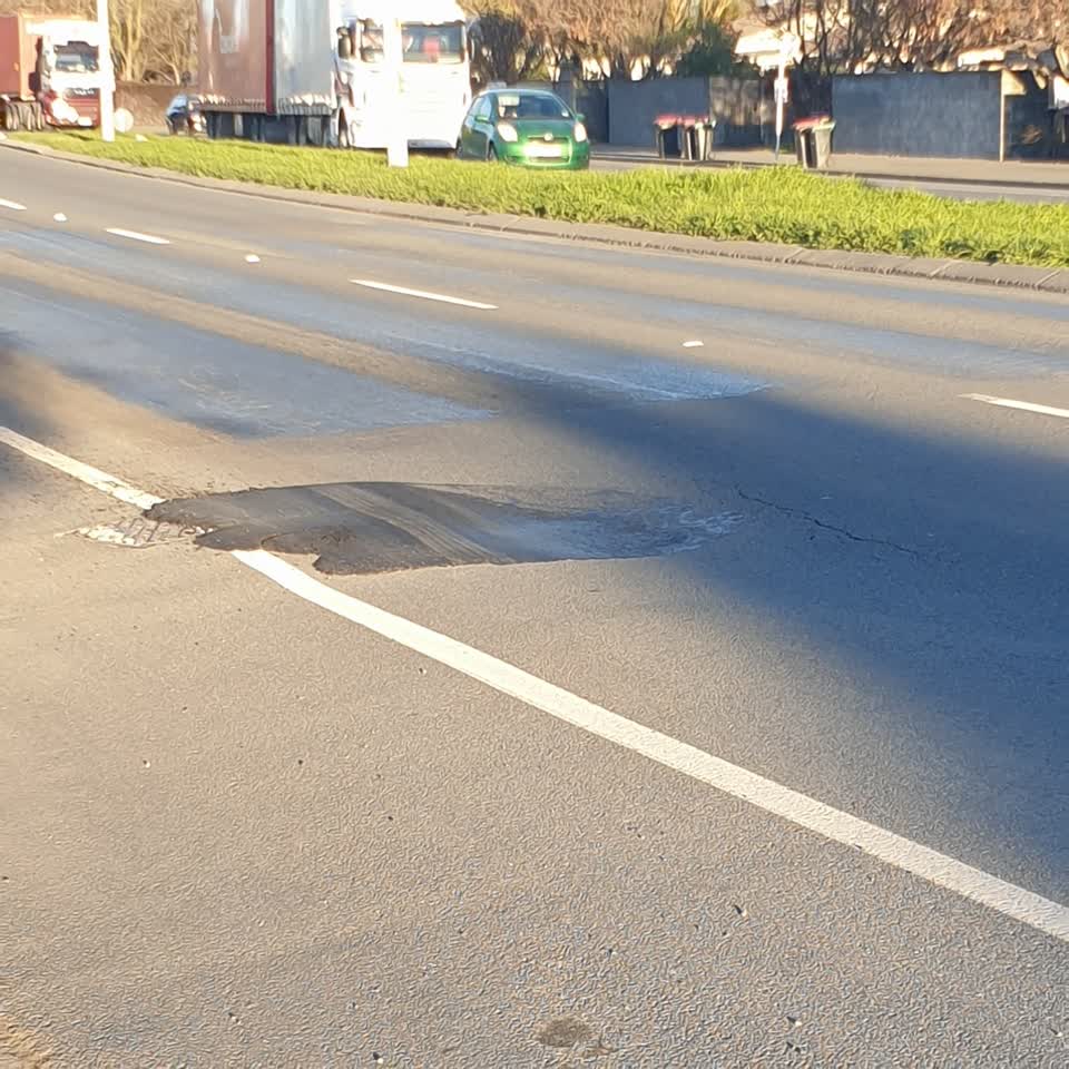 The photograph attached to this roading/streets report