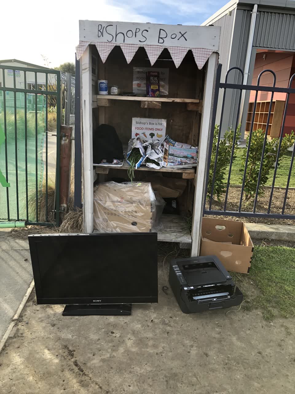 The photograph attached to this rubbish/recycling report