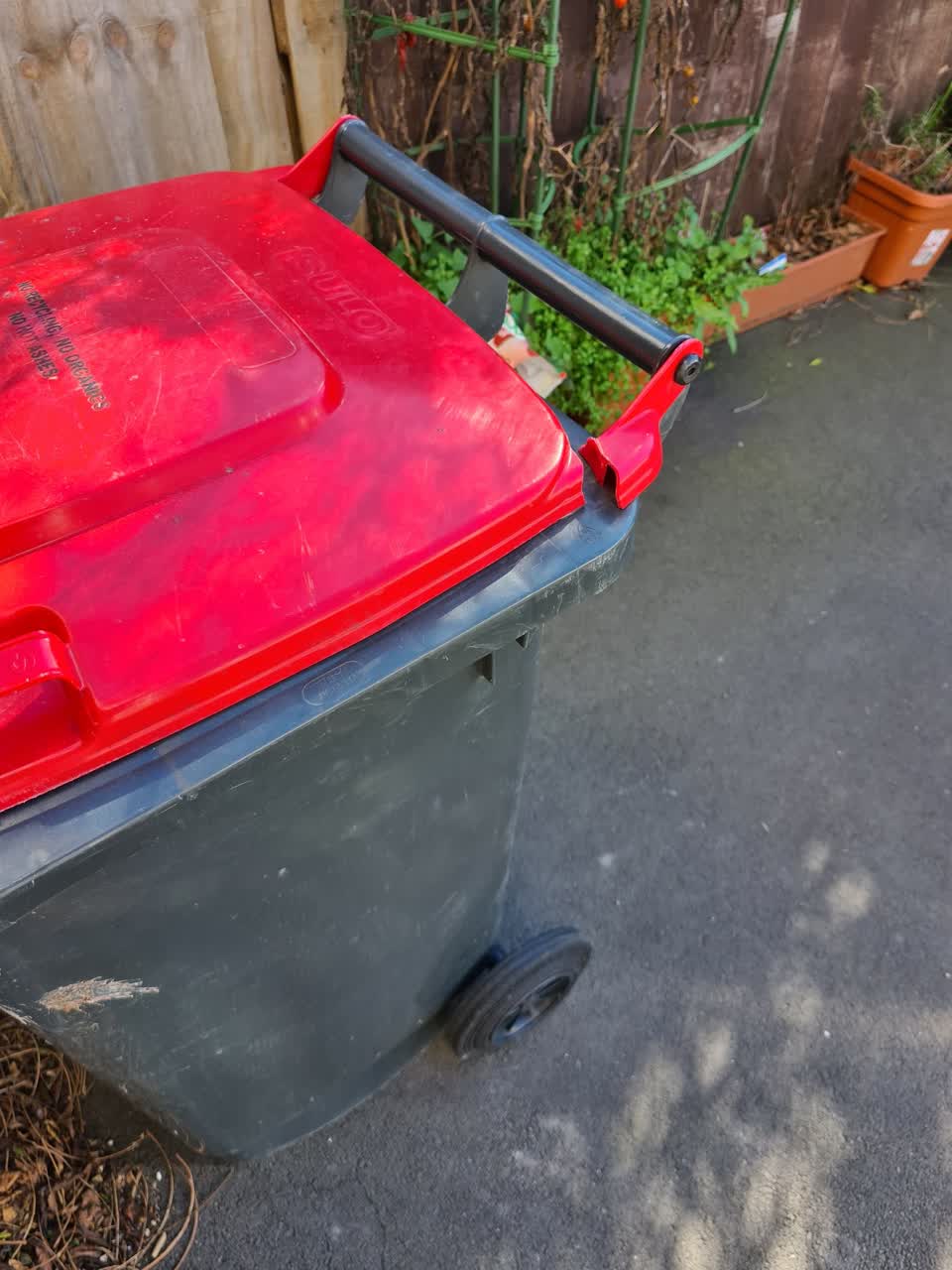 The photograph attached to this rubbish/recycling report