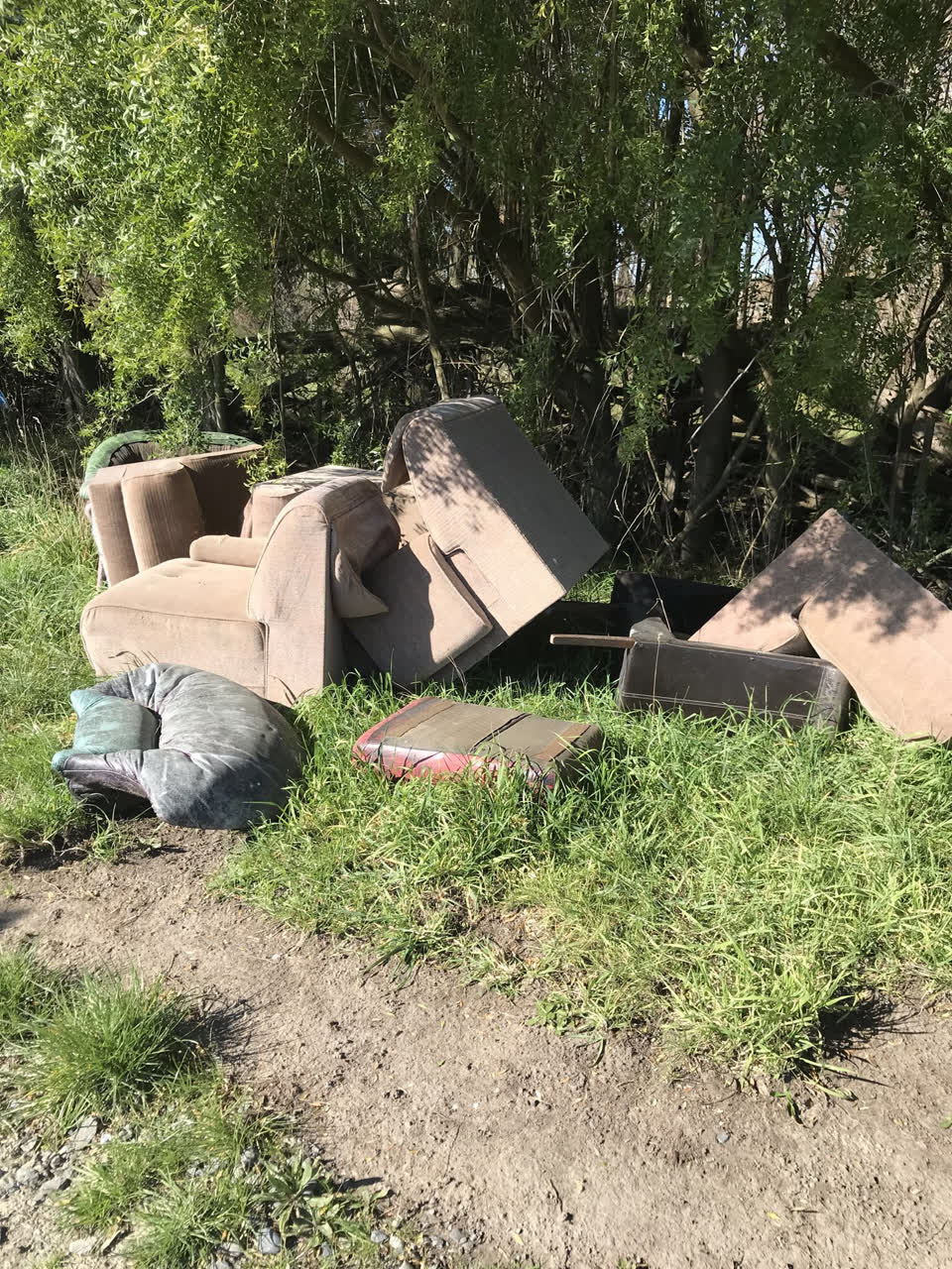 The photograph attached to this rubbish/recycling report