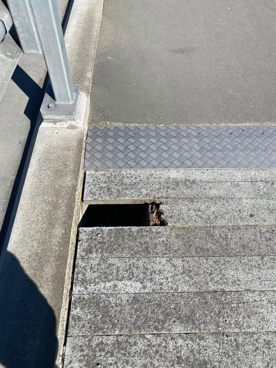 The photograph attached to this roading/streets report