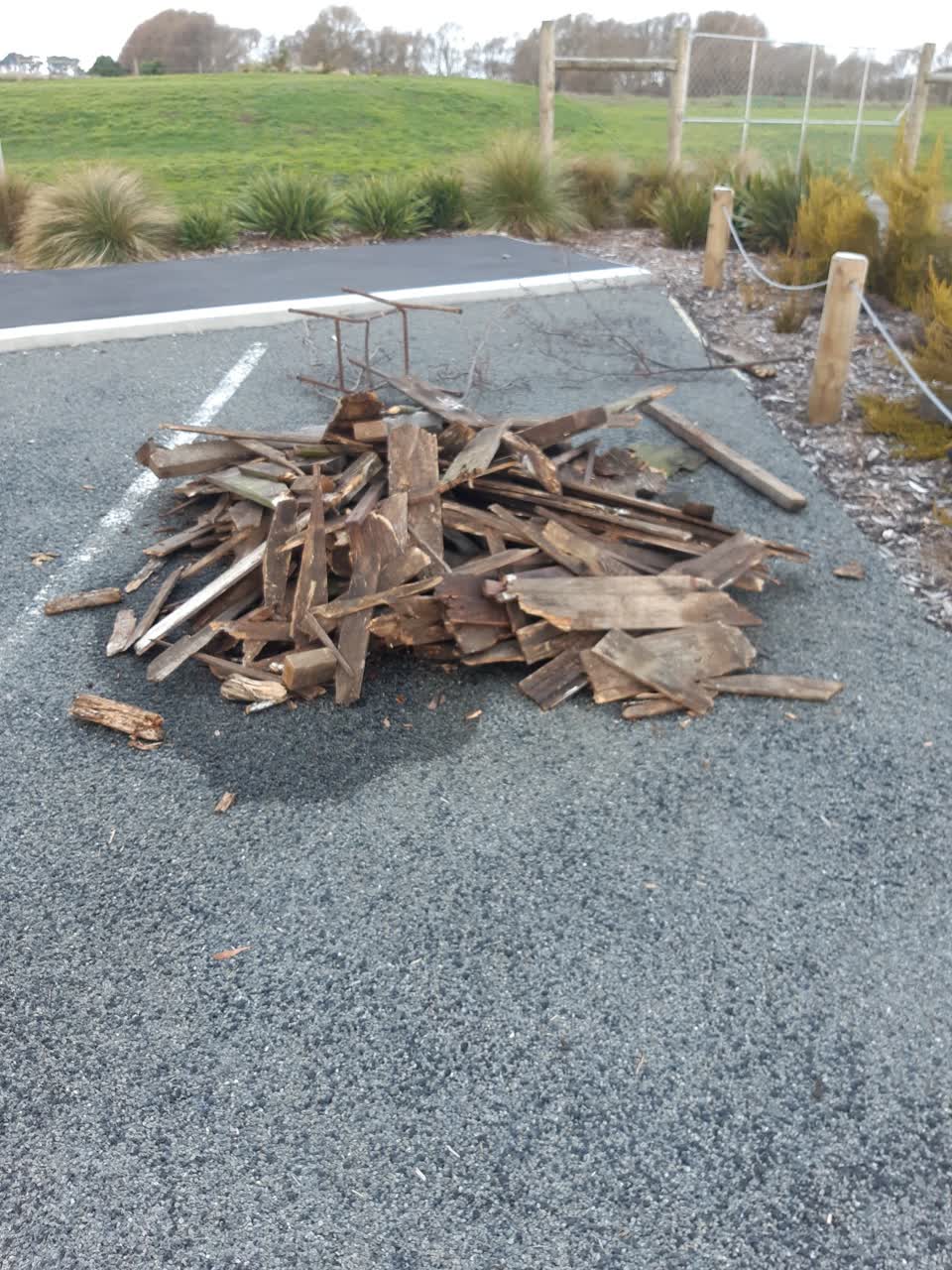 The photograph attached to this rubbish/recycling report