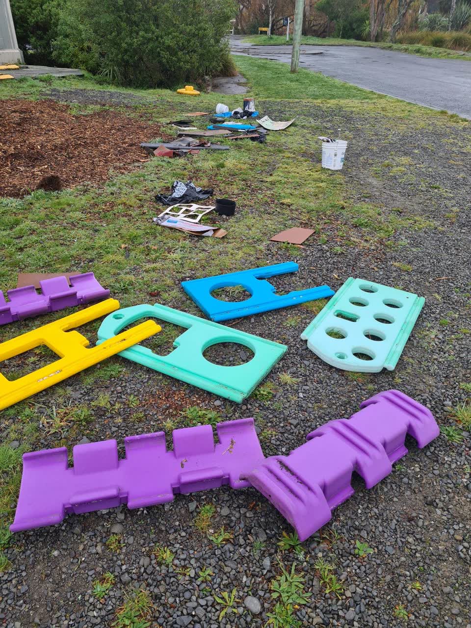 The photograph attached to this rubbish/recycling report