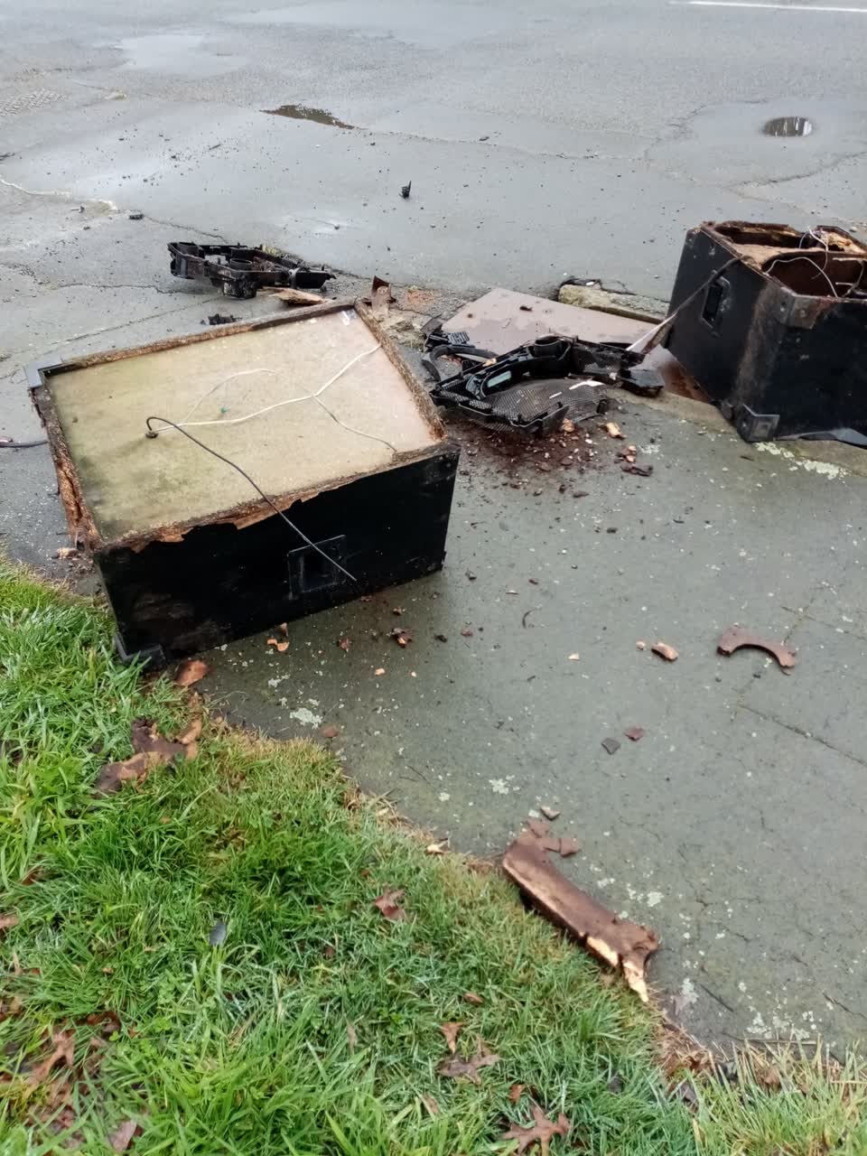 The photograph attached to this rubbish/recycling report