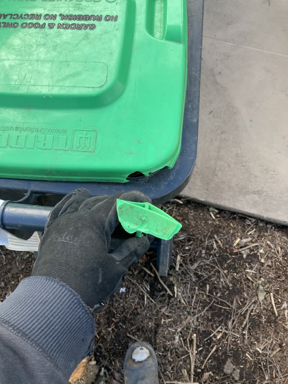 The photograph attached to this rubbish/recycling report