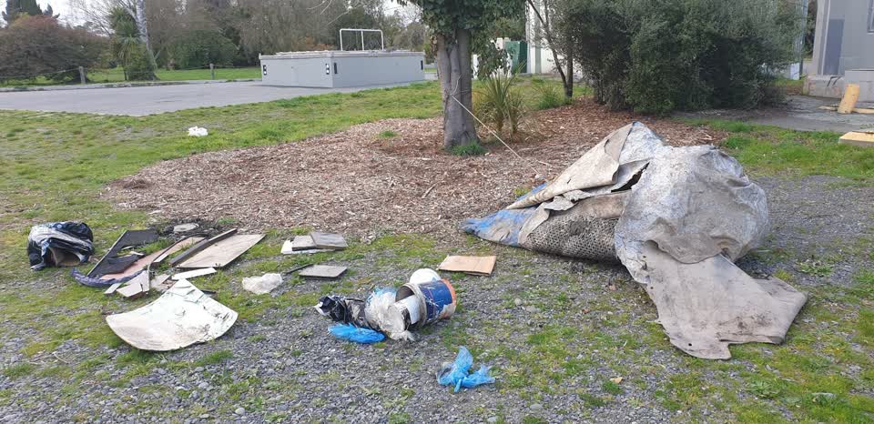 The photograph attached to this rubbish/recycling report