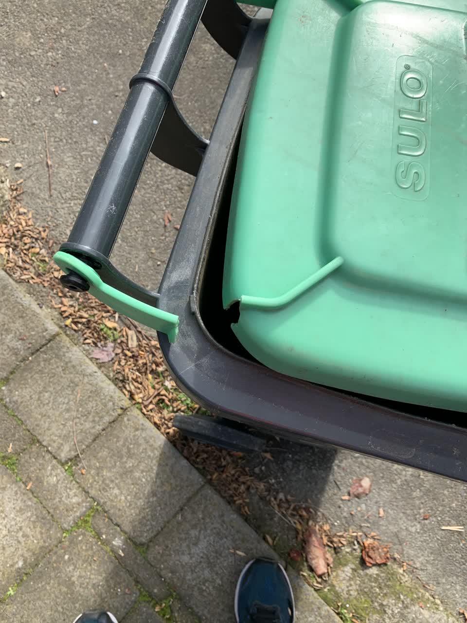 The photograph attached to this rubbish/recycling report