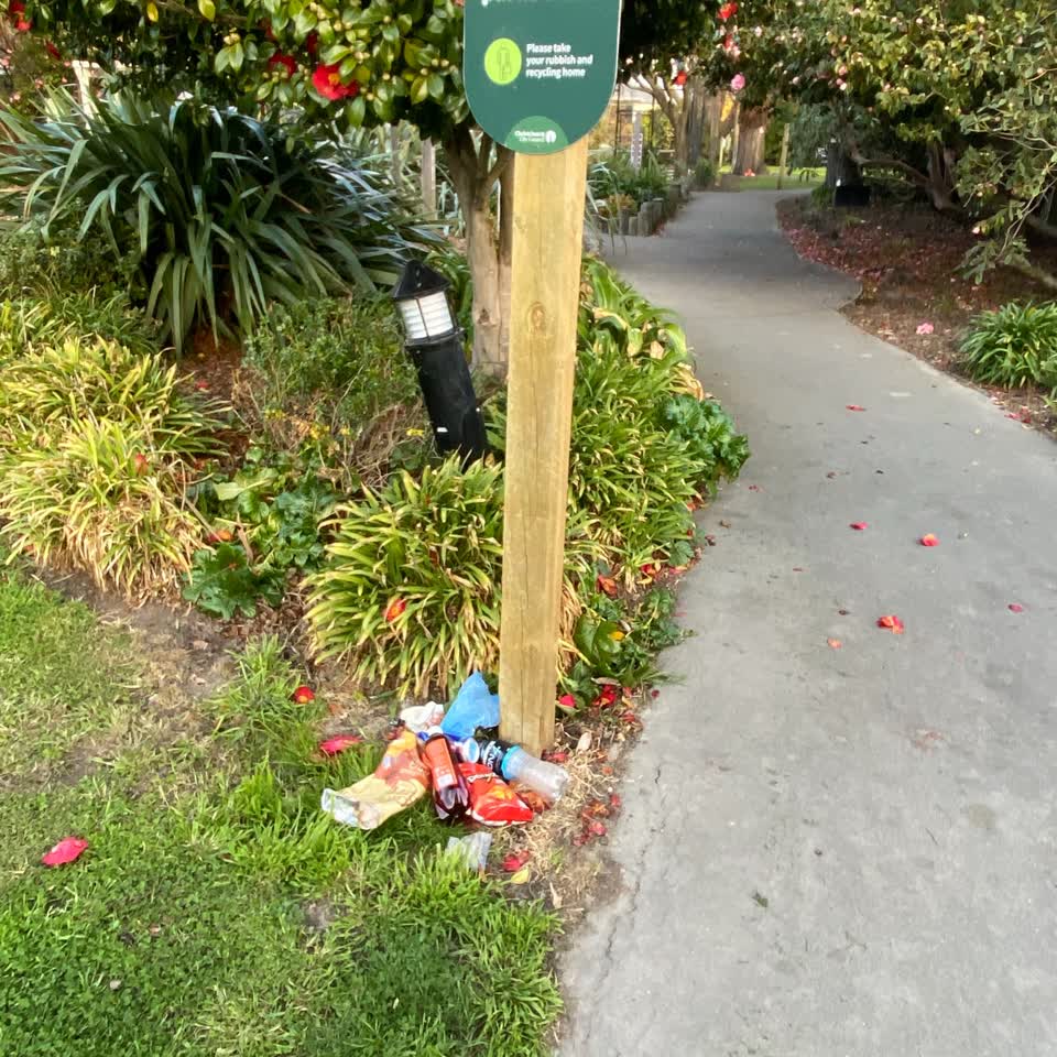 The photograph attached to this rubbish/recycling report