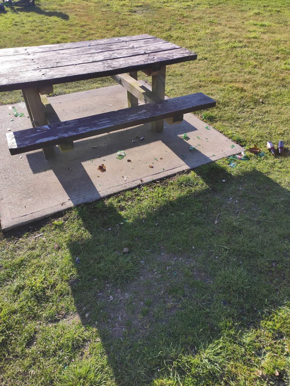 The photograph attached to this rubbish/recycling report