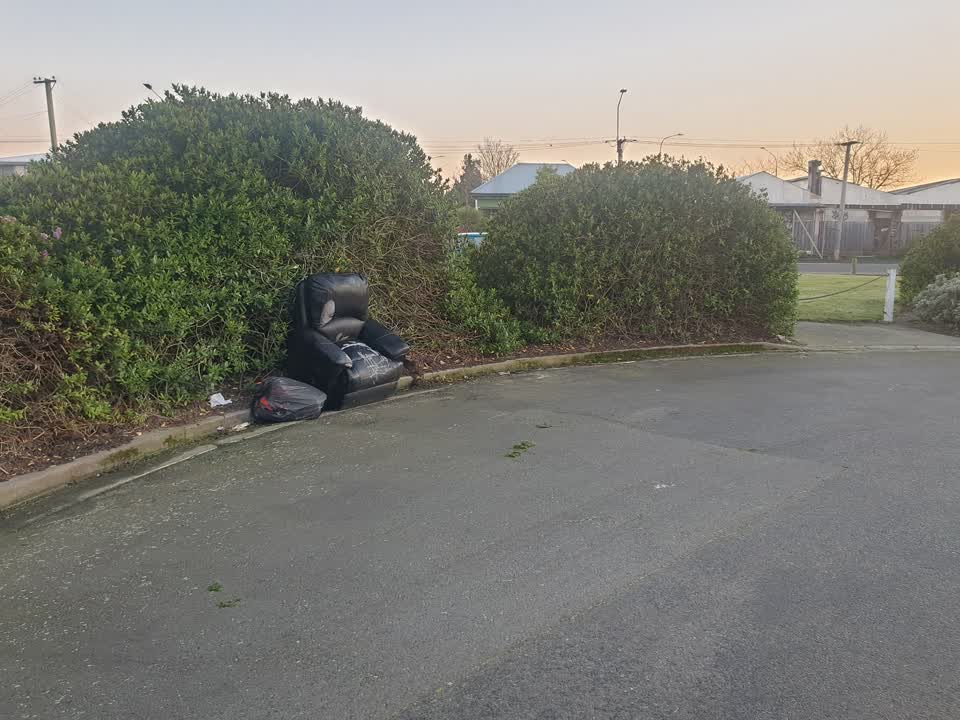 The photograph attached to this rubbish/recycling report