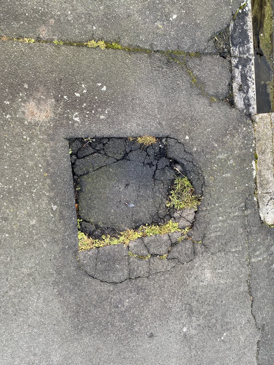 The photograph attached to this roading/streets report