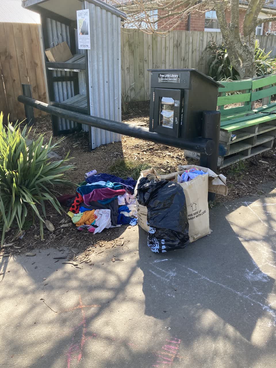 The photograph attached to this rubbish/recycling report